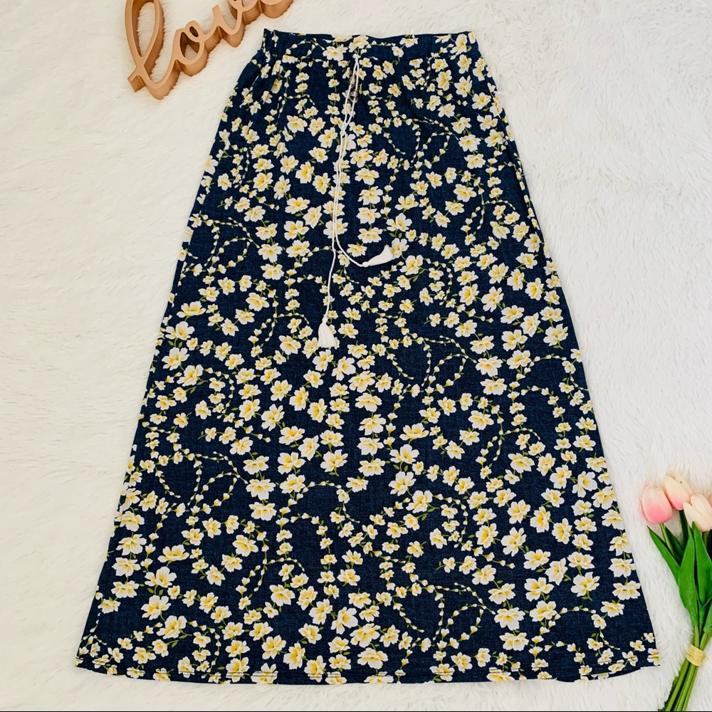 Maxi skirt with daisies